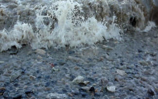 Greenwich - Thames foreshore wake waves breaking